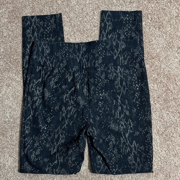 NWOT Style & Co. Black and Creamy Gold Snake Patterned Leggings Ponte Knit - Picture 4 of 8